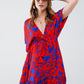 Vestido corto fluido en rojo con estampado floral azul