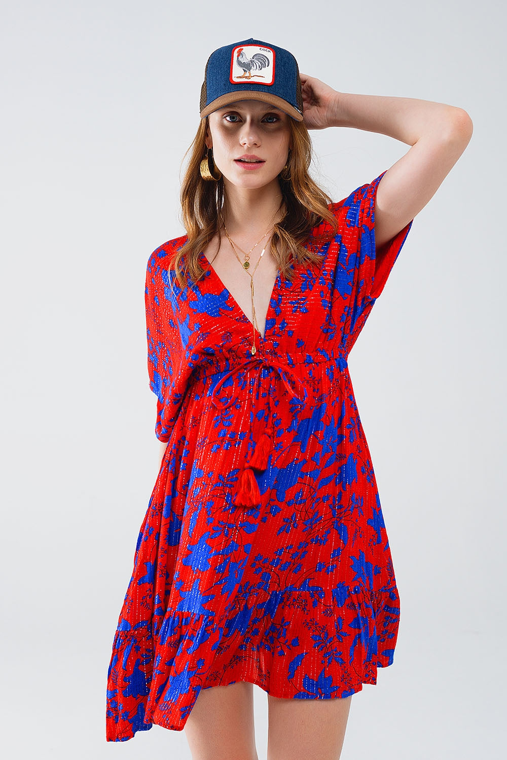 Vestido corto fluido en rojo con estampado floral azul