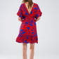 Vestido corto fluido en rojo con estampado floral azul