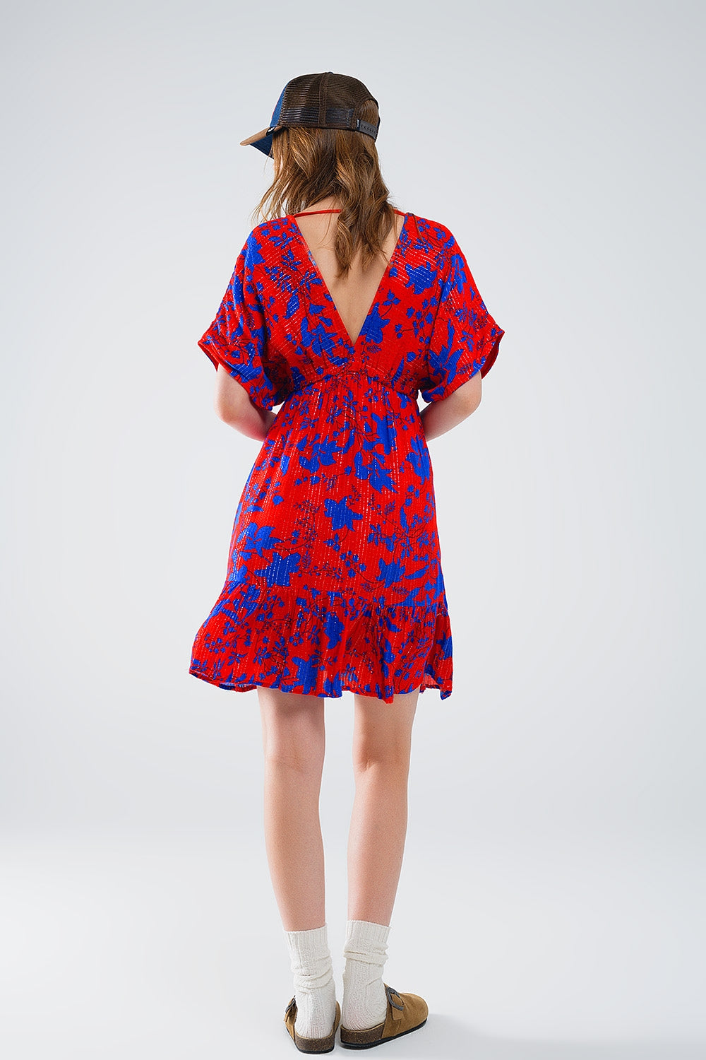 Vestido corto fluido en rojo con estampado floral azul