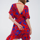 Vestido corto fluido en rojo con estampado floral azul