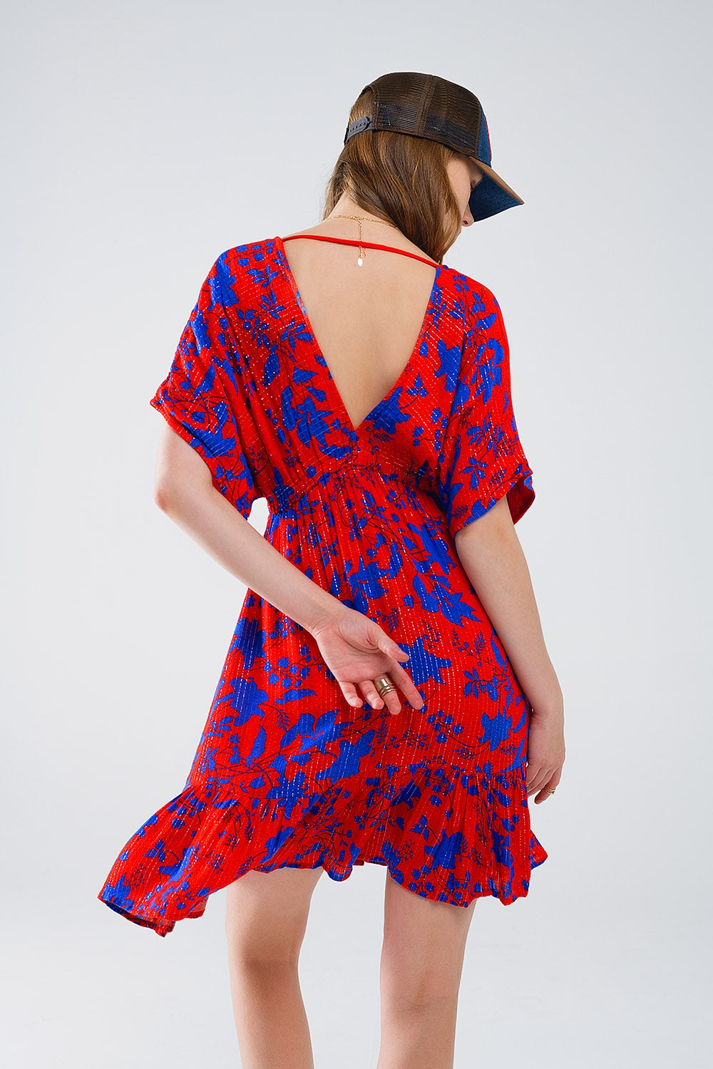 Vestido corto fluido en rojo con estampado floral azul