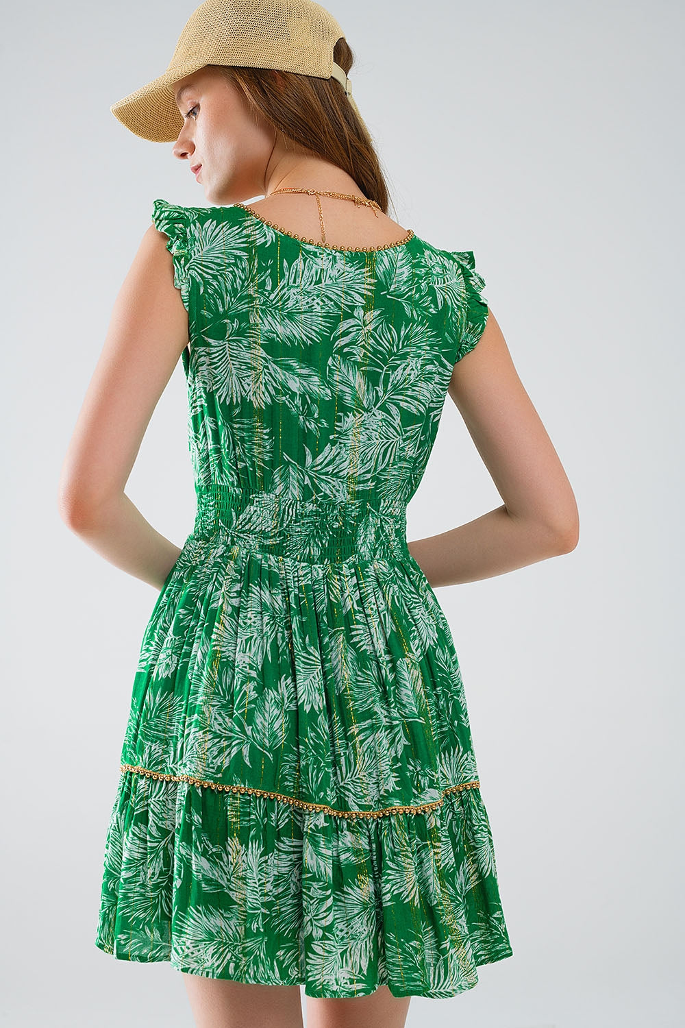 Vestido corto verde bohemio con estampado de flores y detalle de lurex