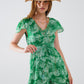 Vestido corto bohemio verde con estampado de flores y espalda abierta