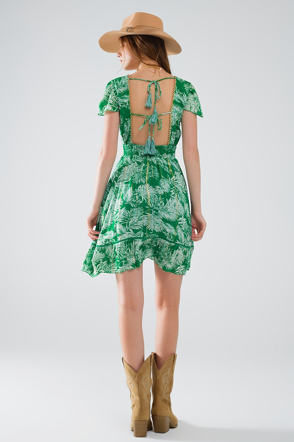 Vestido corto bohemio verde con estampado de flores y espalda abierta