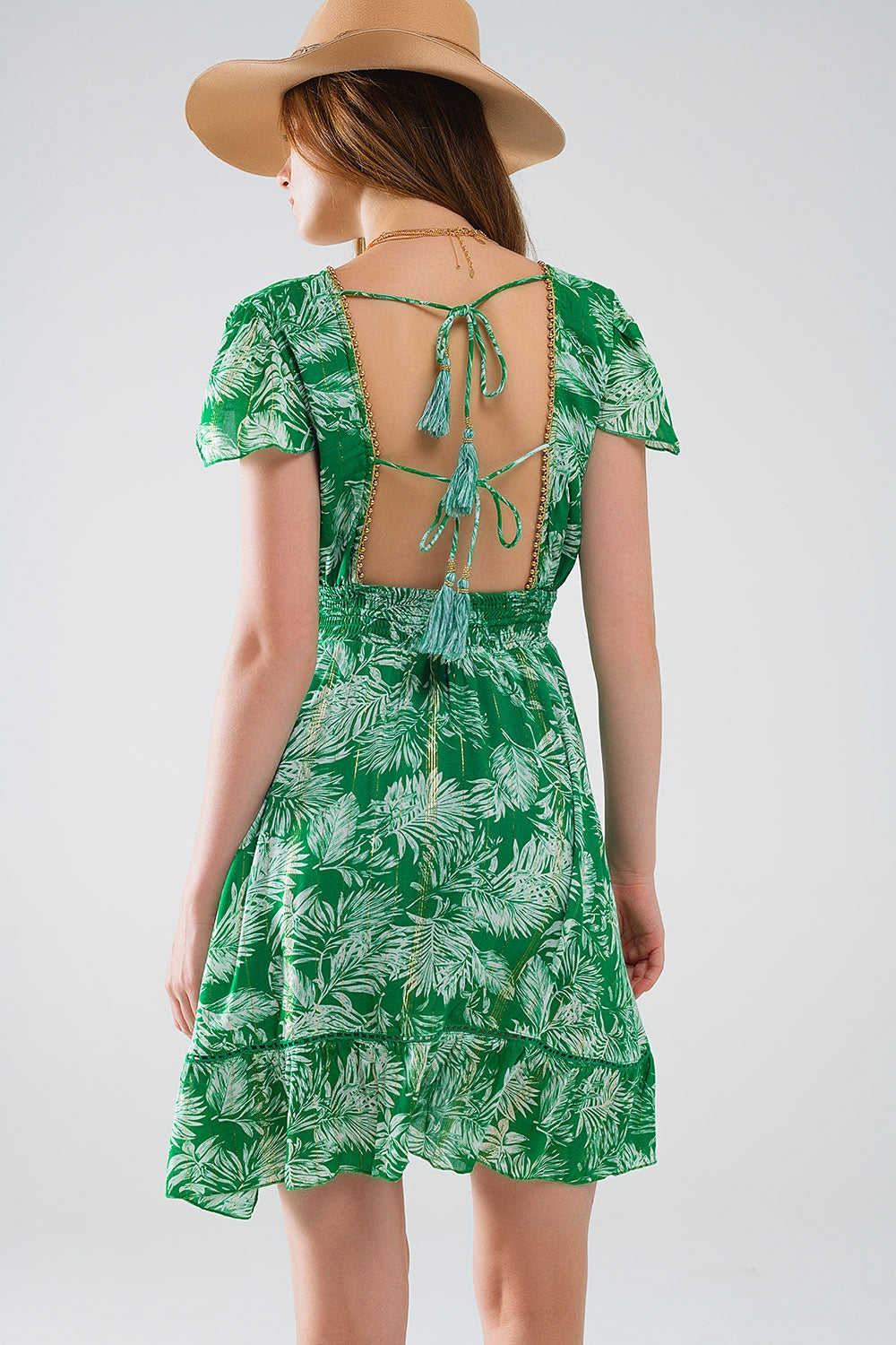 Vestido corto bohemio verde con estampado de flores y espalda abierta