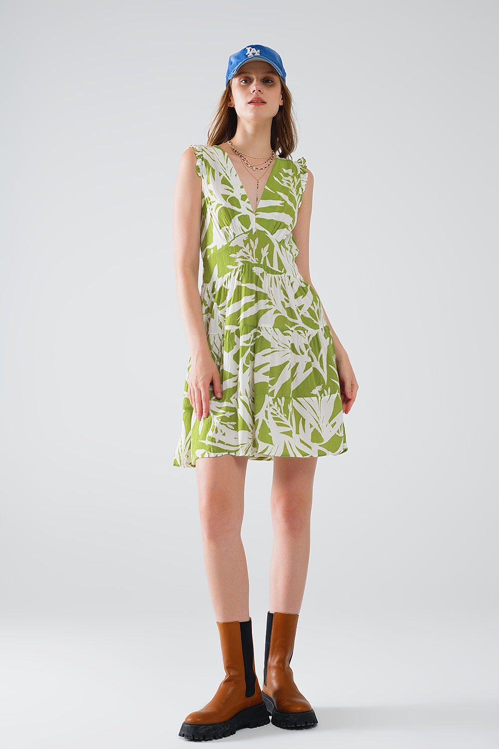 Vestido corto verde con estampado de palmeras tropicales