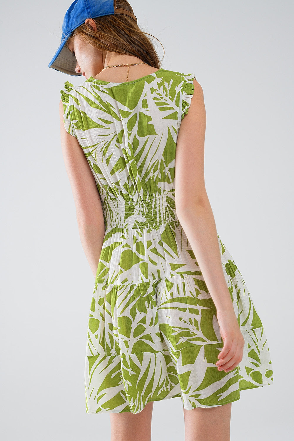 Vestido corto verde con estampado de palmeras tropicales