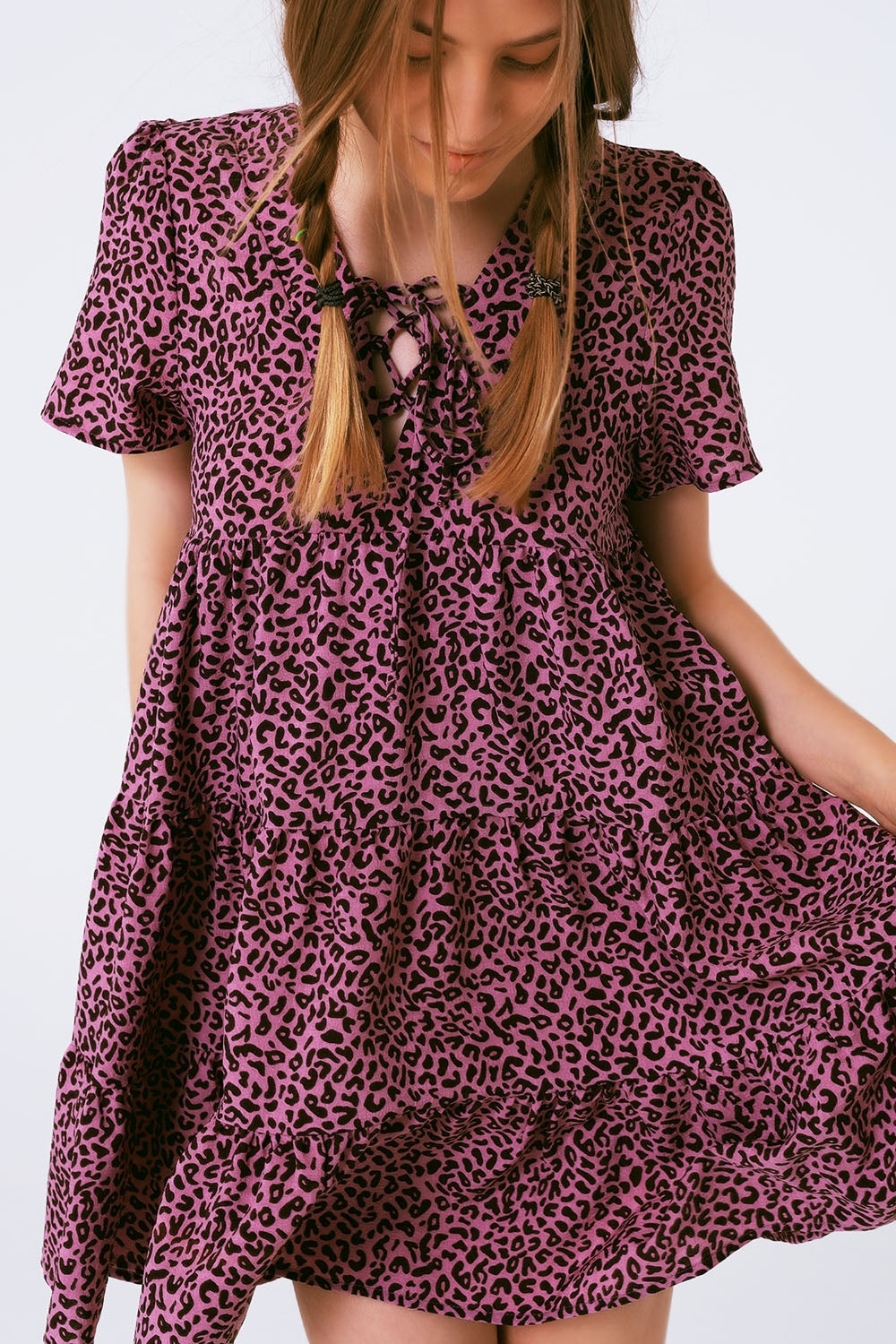 Vestido Baby Doll de Manga Corta con Detalle de Cuello en Estampado de Leopardo Morado