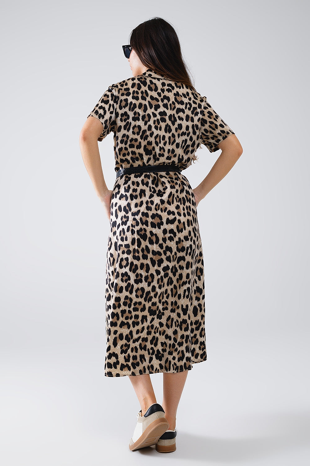 Vestido camisero midi de manga corta con cinturón y estampado de leopardo