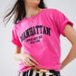 Camiseta de manga corta con texto gráfico Manhattan en color rosa