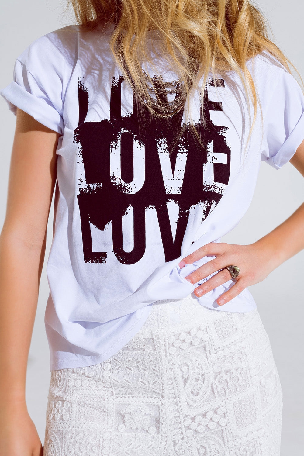 Camiseta de manga corta con texto Love en el frente en blanco