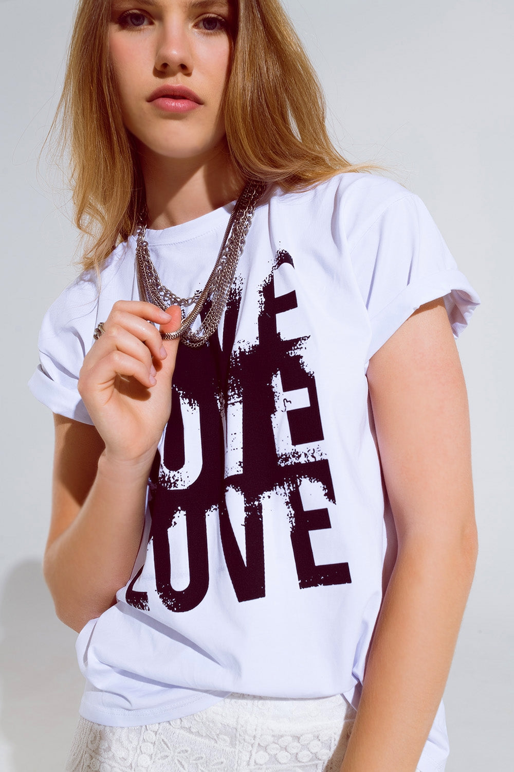 Camiseta de manga corta con texto Love en el frente en blanco