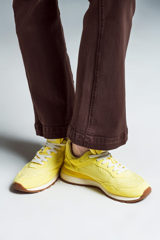 Vaqueros pitillo acampanados con detalle de doble botón en marrón