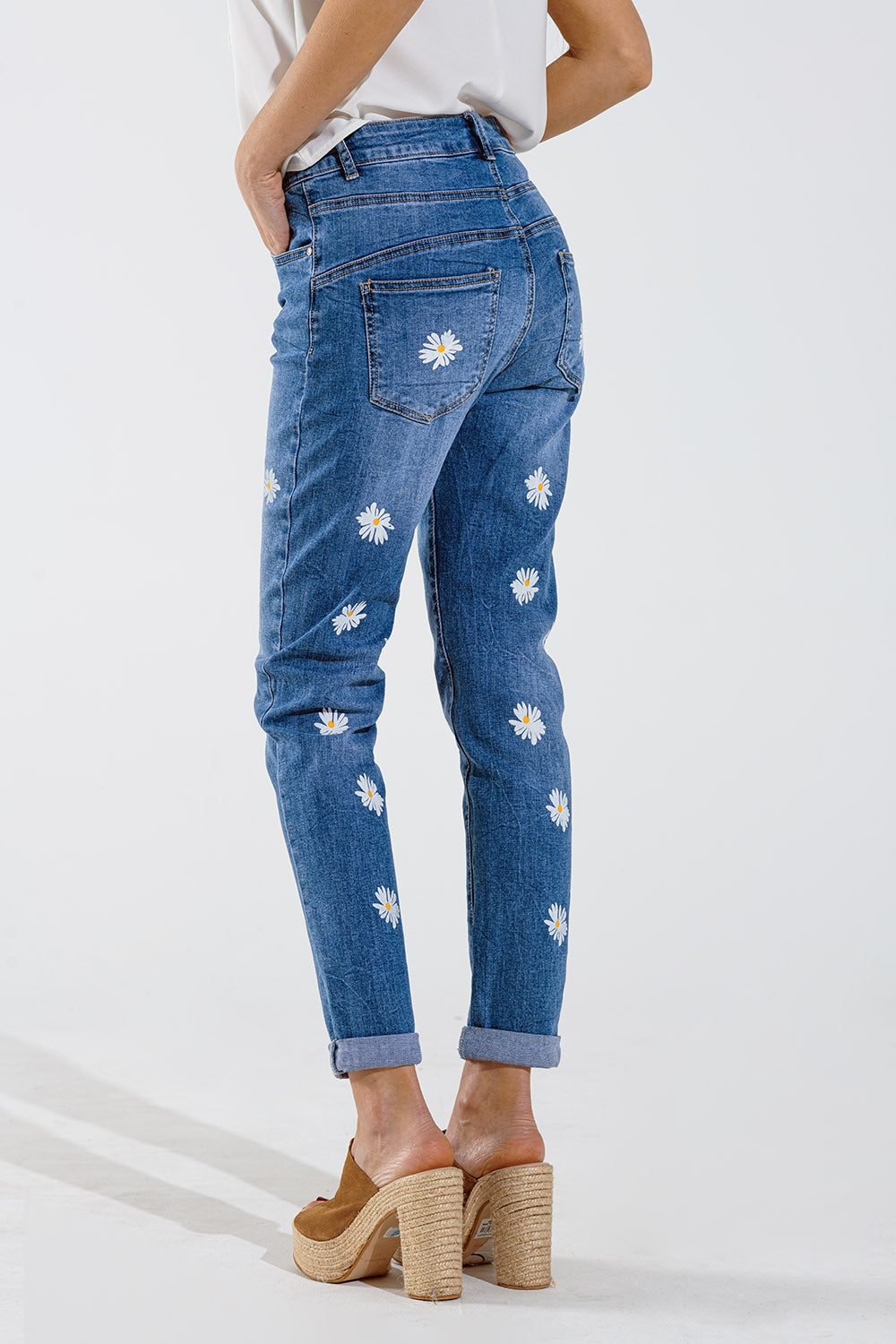 Skinny Jeans With Printed White Daisys In Mid Wash