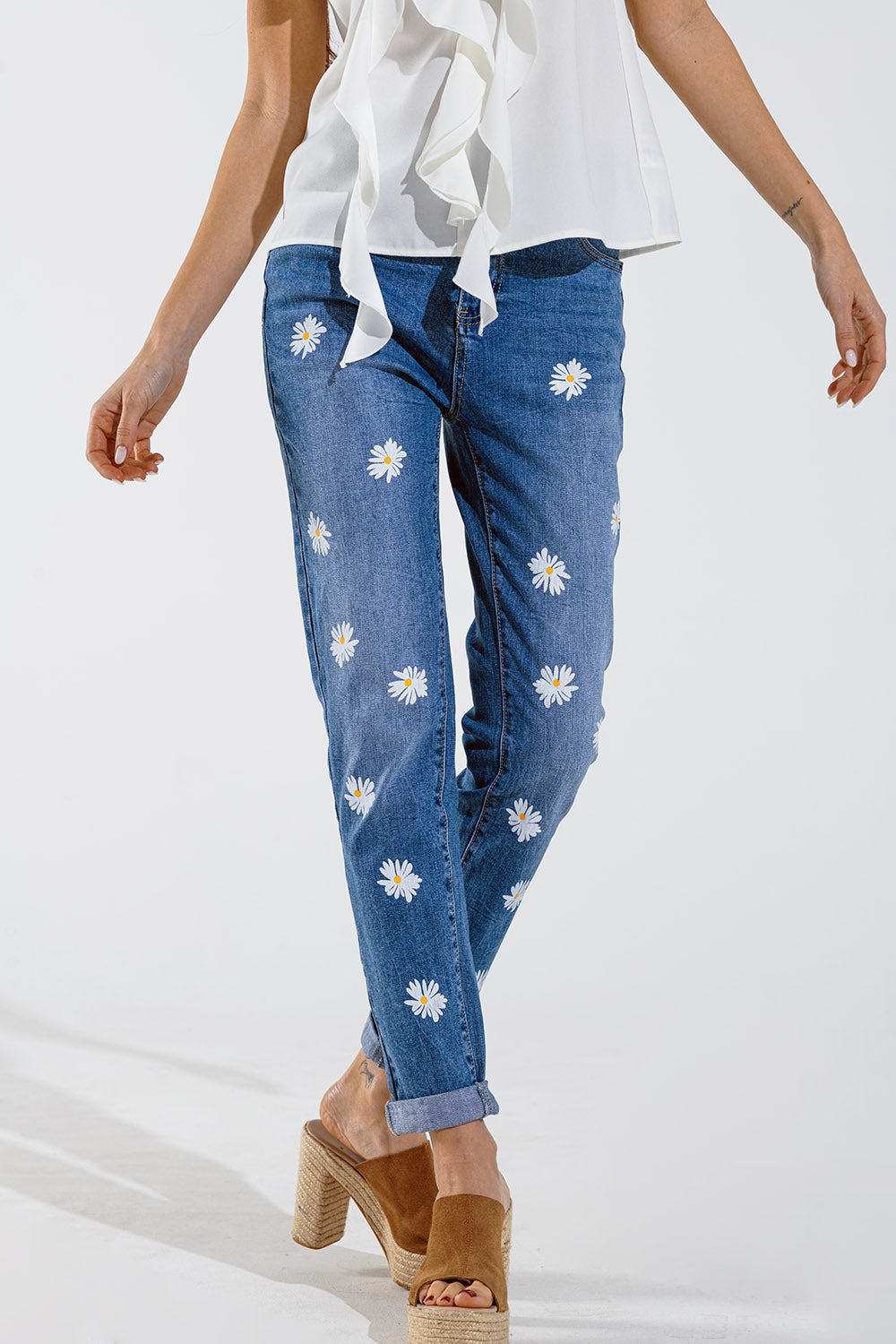 Skinny Jeans With Printed White Daisys In Mid Wash