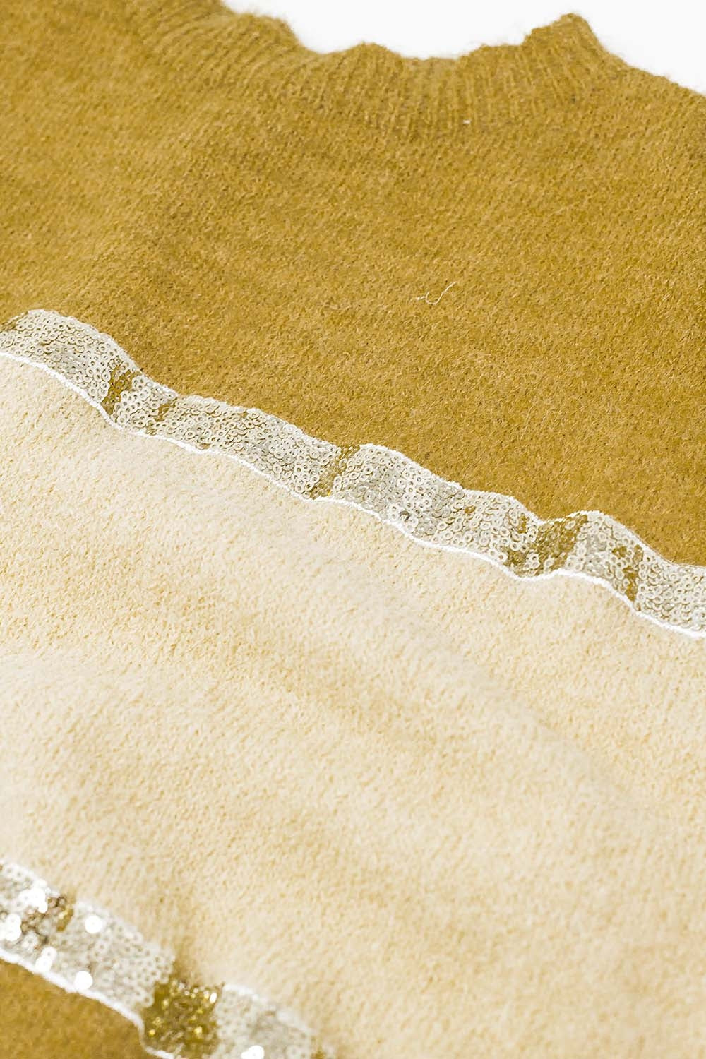 Suéter beige sin mangas con detalle de lentejuelas