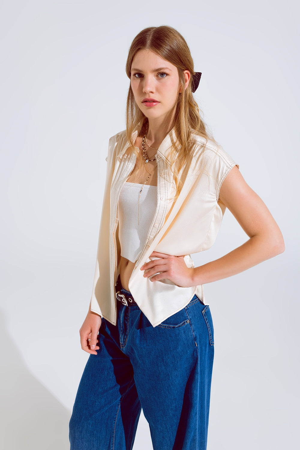 Blusa sin mangas con cuello pollo en beige