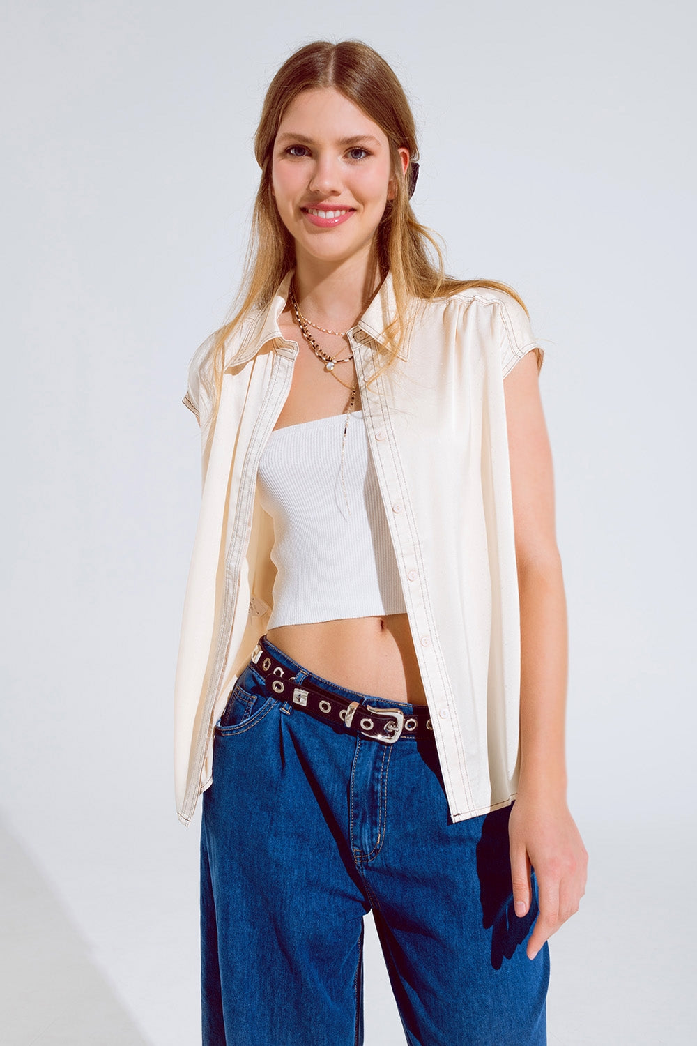 Blusa sin mangas con cuello pollo en beige