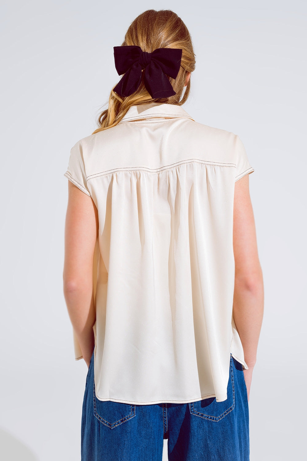 Blusa sin mangas con cuello pollo en beige