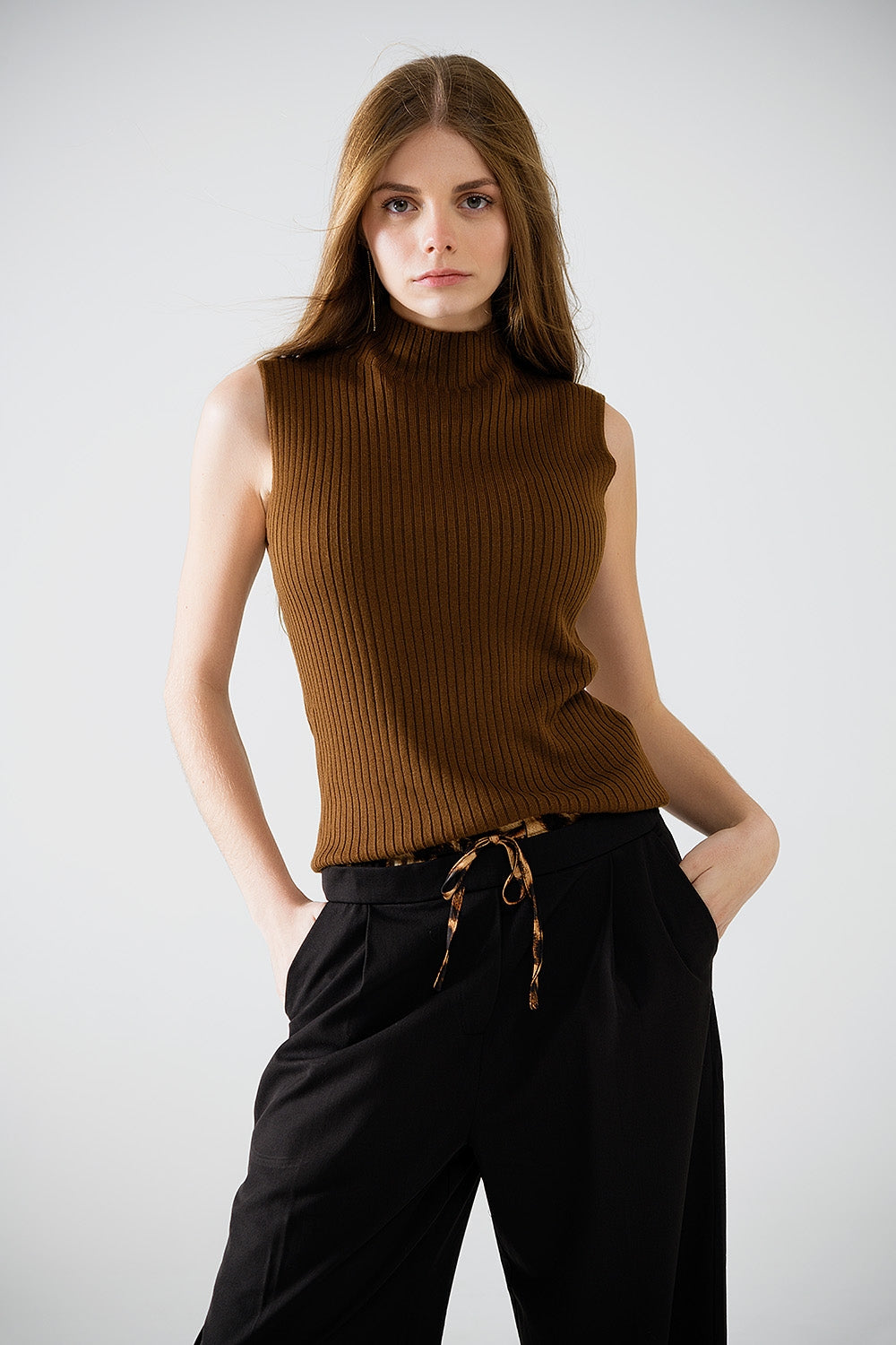 Q2 Sleeveless fine knit wool sweater in brown