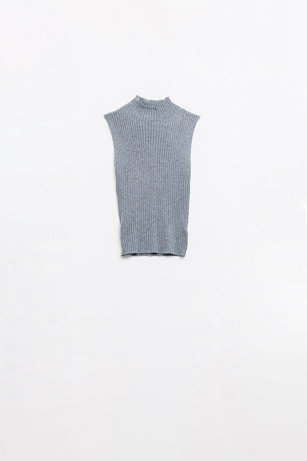 Q2 Sleeveless fine knit wool sweater in grey