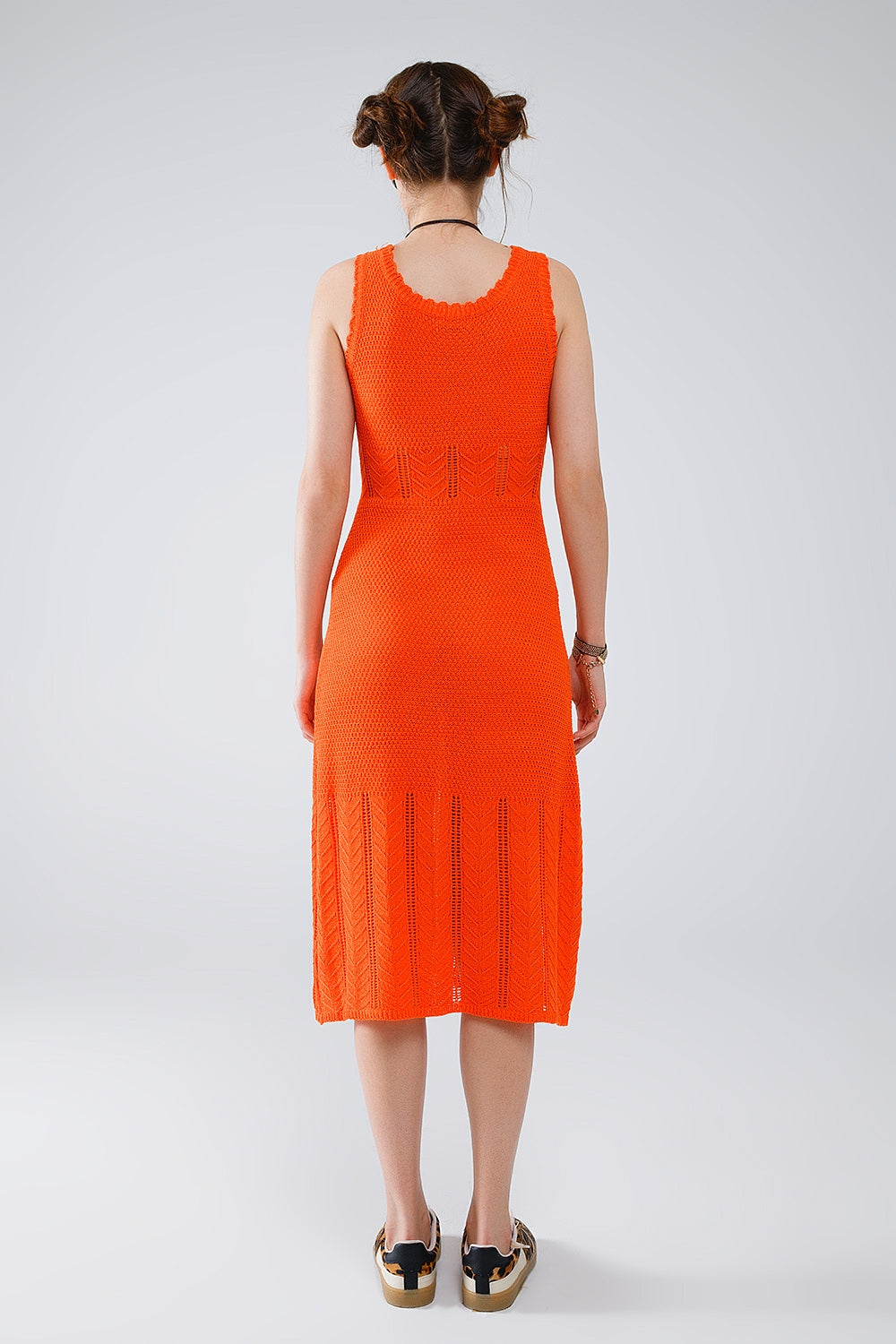 Sleeveless orange knit midi dress with round neck