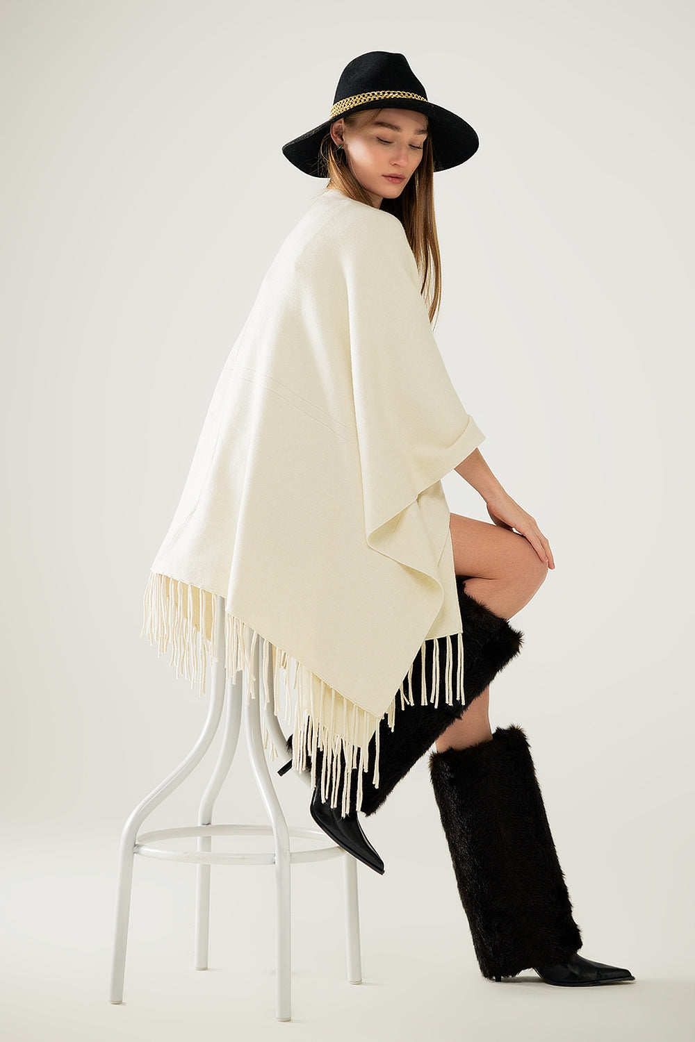 Q2 Soft knitted poncho in beige with fringes