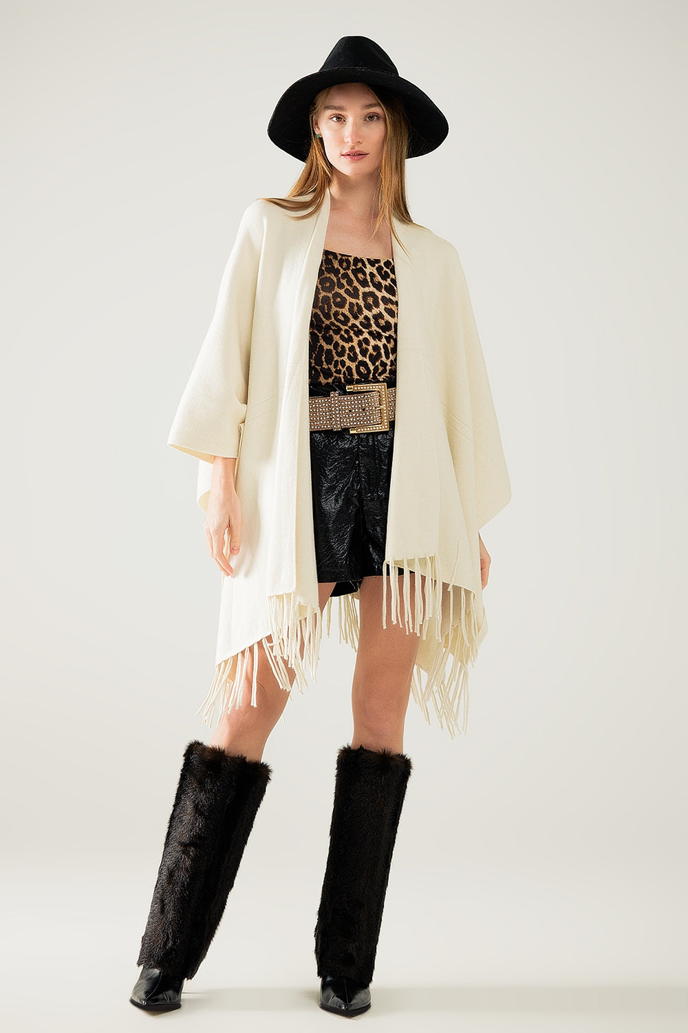 Soft knitted poncho in beige with fringes