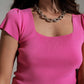 Jersey rosa con cuello cuadrado y mangas abullonadas