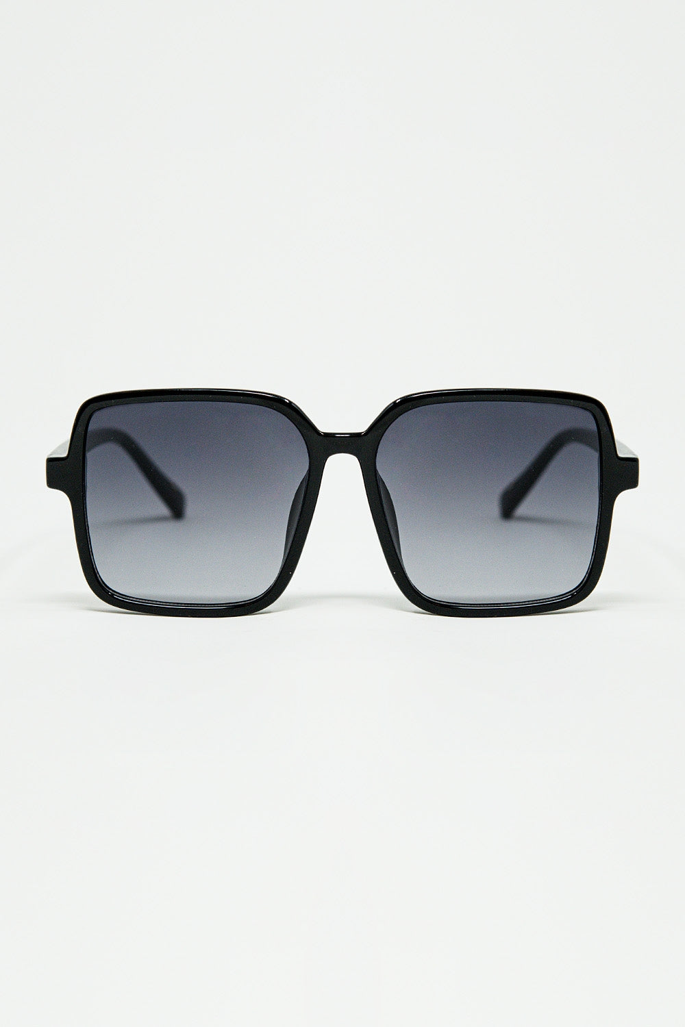 Q2 Square sunglasses with high gloss frame in black