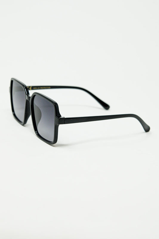 Square sunglasses with high gloss frame in black