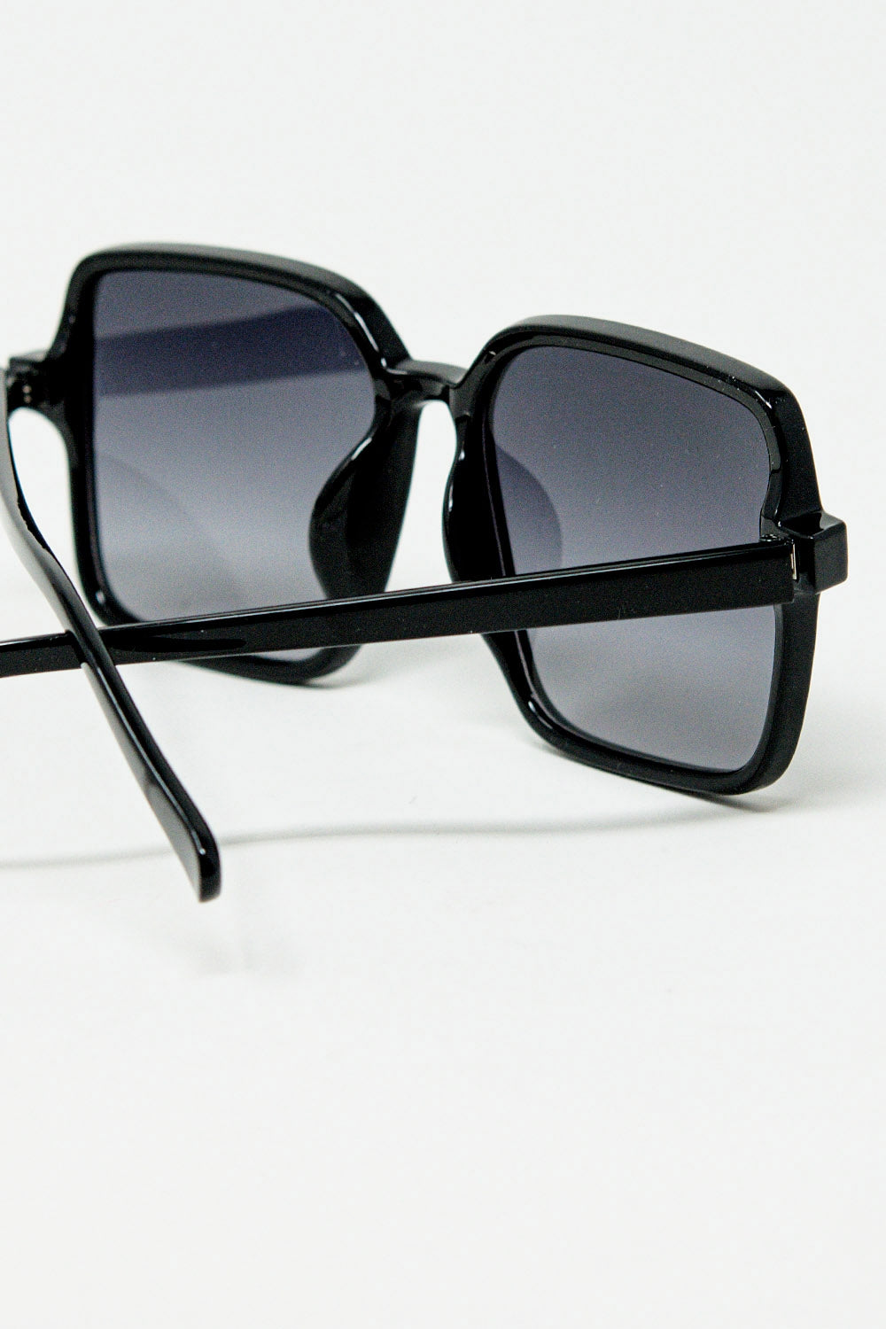 Square sunglasses with high gloss frame in black