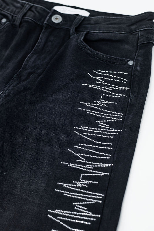 Jeans rectos en negro con detalles de strass plateados