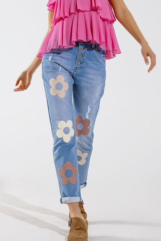 Jeans Rectos Con Cierre De Botones Y Detalle De Flores Al Frente