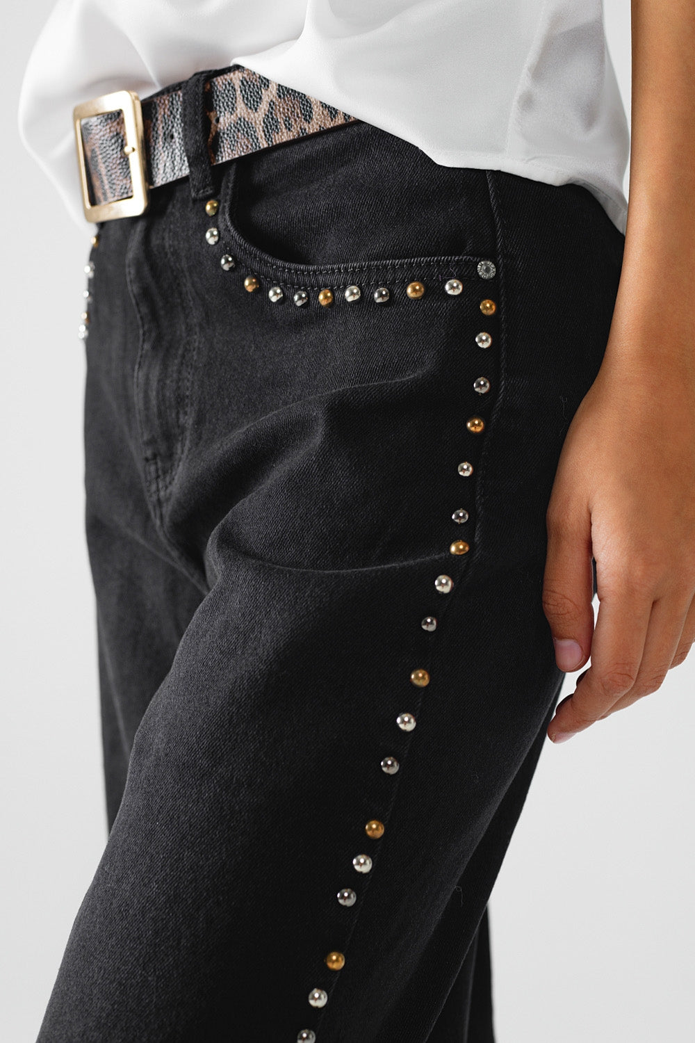 Q2 Straight Jeans With Stud Trim Details On The SIdes In Black