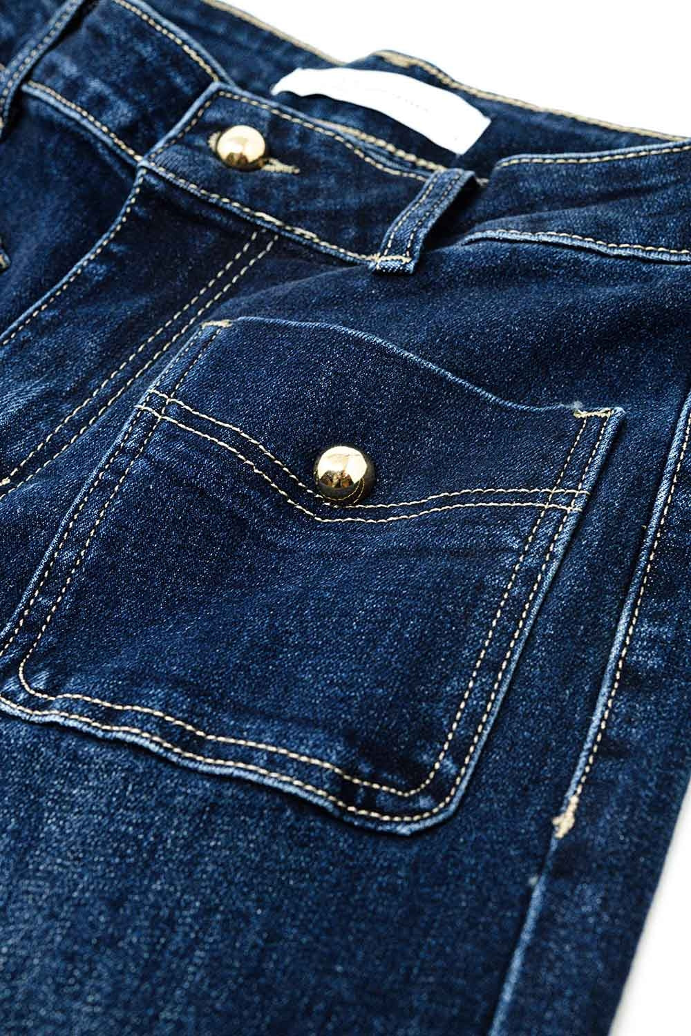 Jeans de pierna recta con bolsillos delanteros y botón