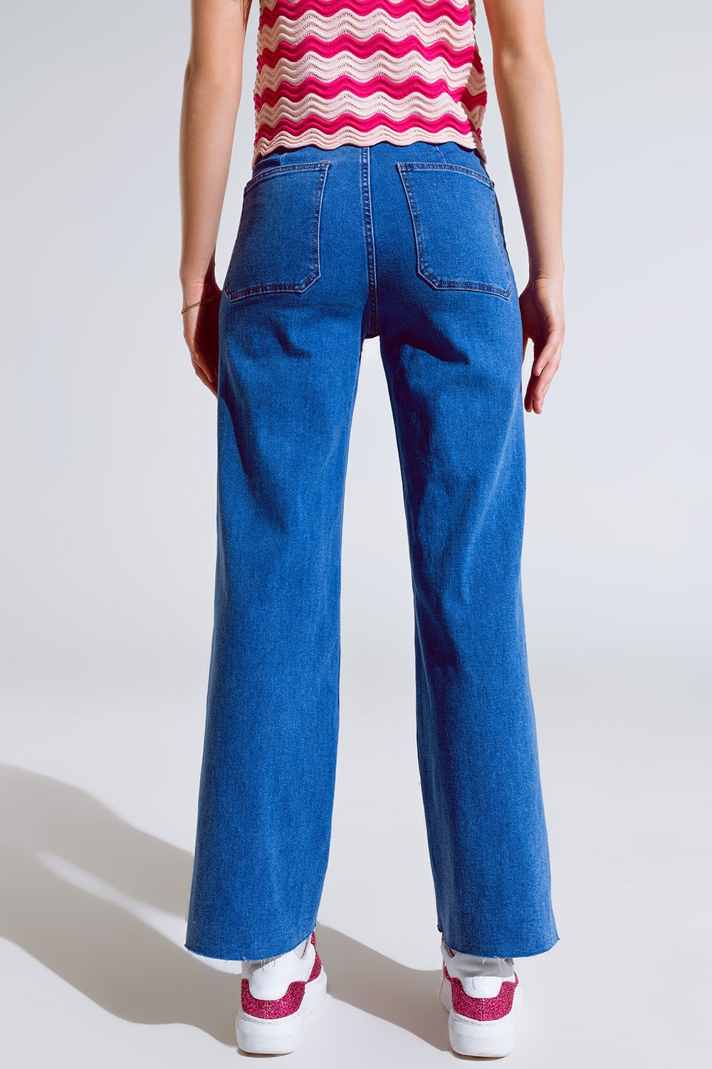 Straight Leg Jeans With Front Pockets Detail in Mid Wash