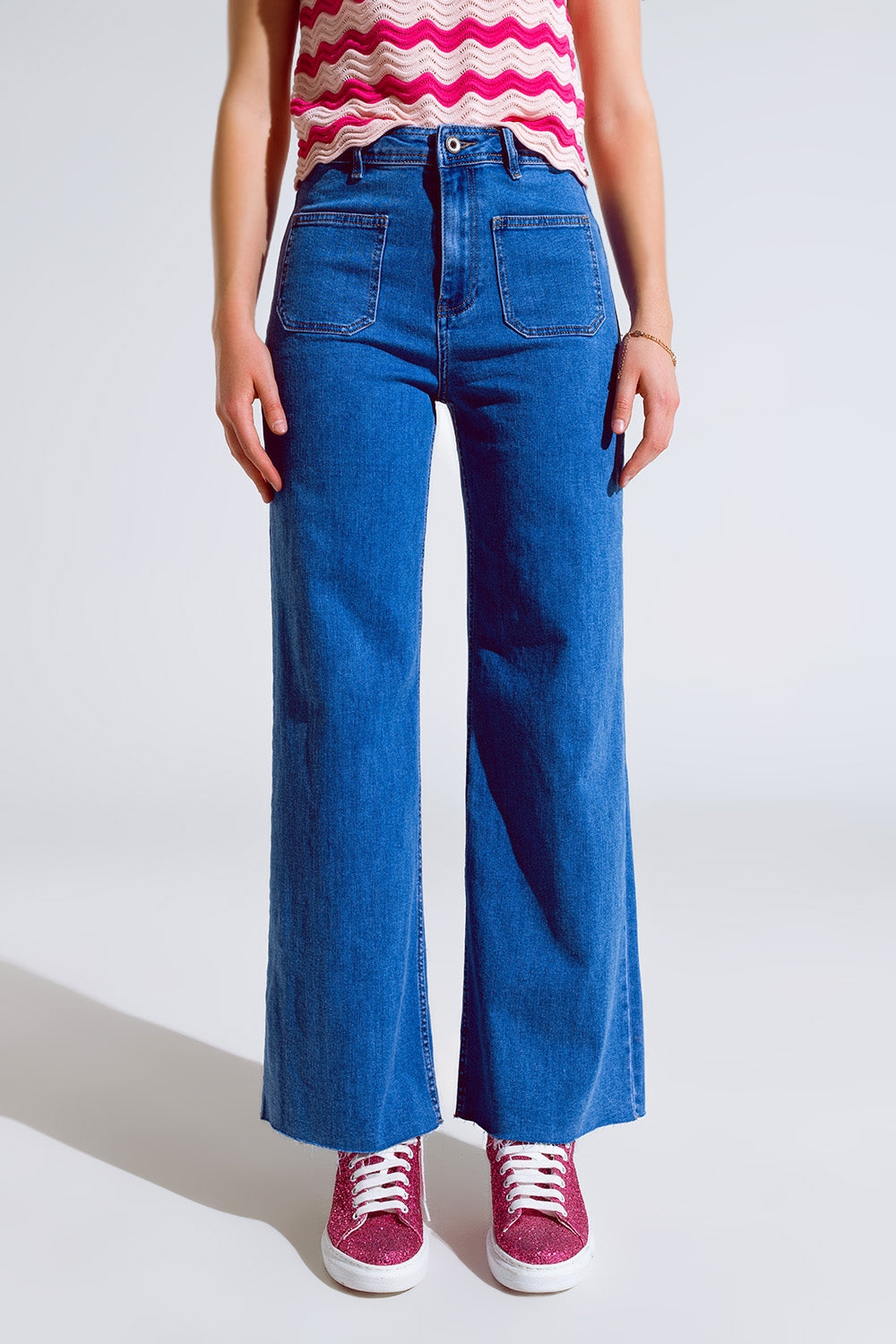 Q2 Straight Leg Jeans With Front Pockets Detail in Mid Wash