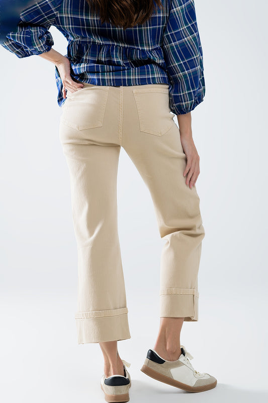 Pantalón de pierna recta con bajo recortado en color beige oscuro