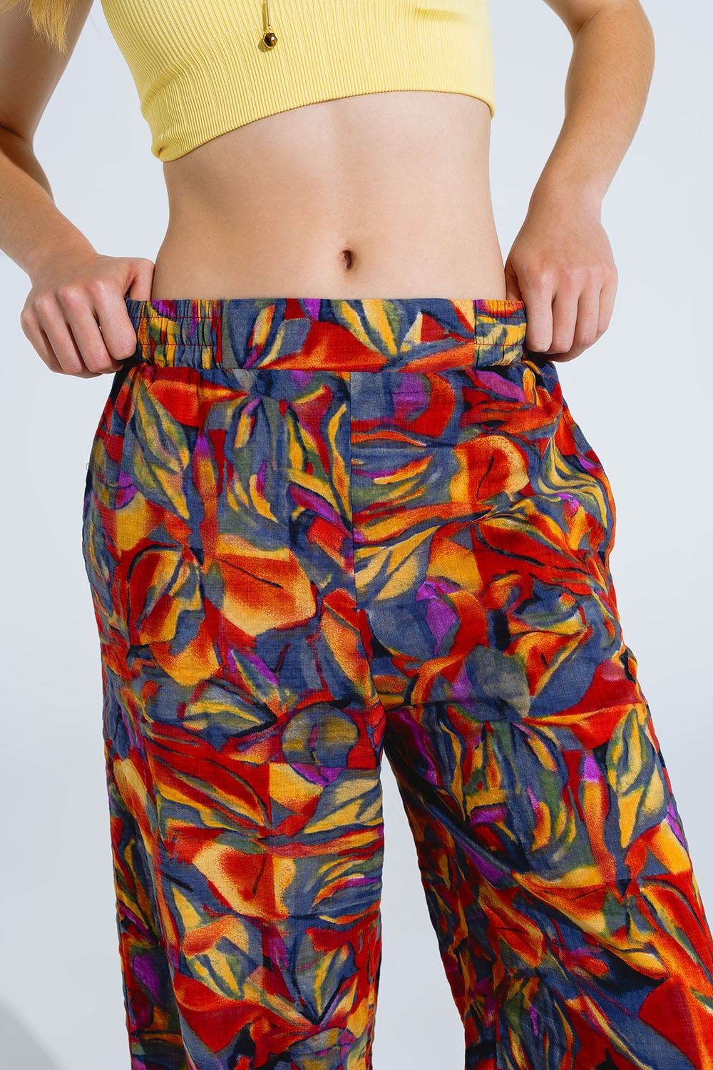 Straight Leg Pants With Floral Multicolor Print in Shades Of Red