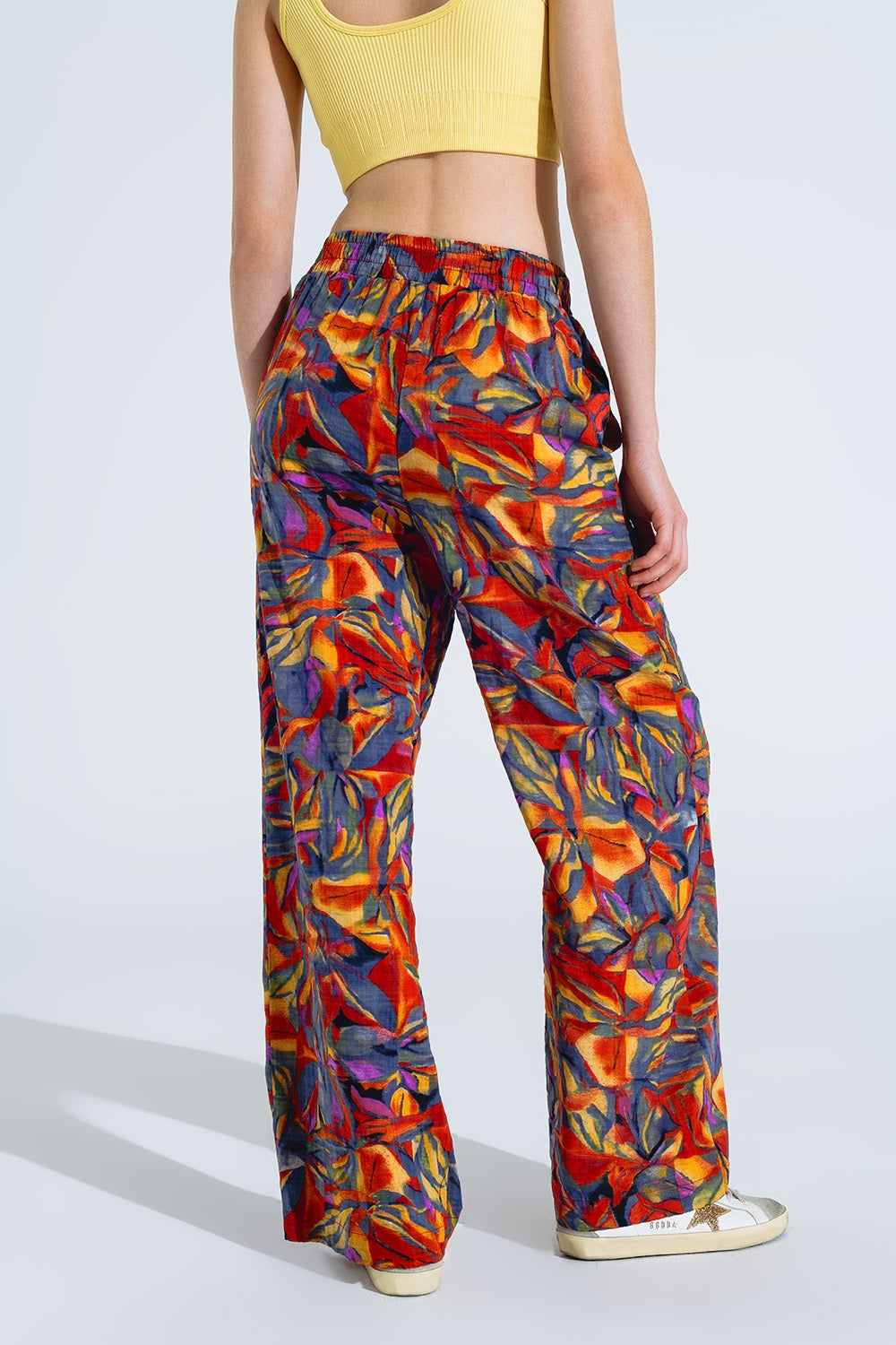 Pantalones rectos con estampado floral multicolor en tonos rojos