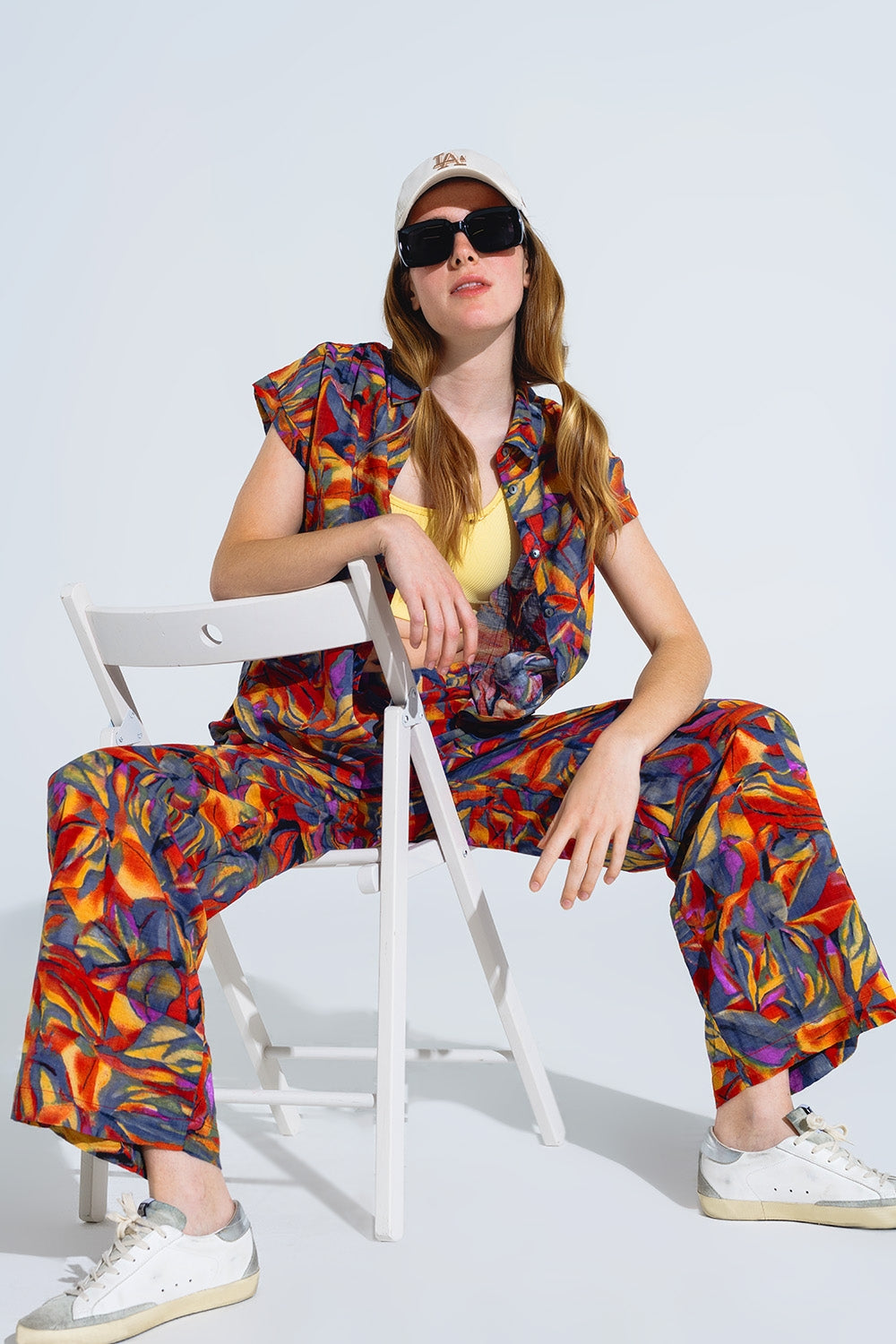 Straight Leg Pants With Floral Multicolor Print in Shades Of Red