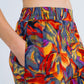 Pantalones rectos con estampado floral multicolor en tonos rojos