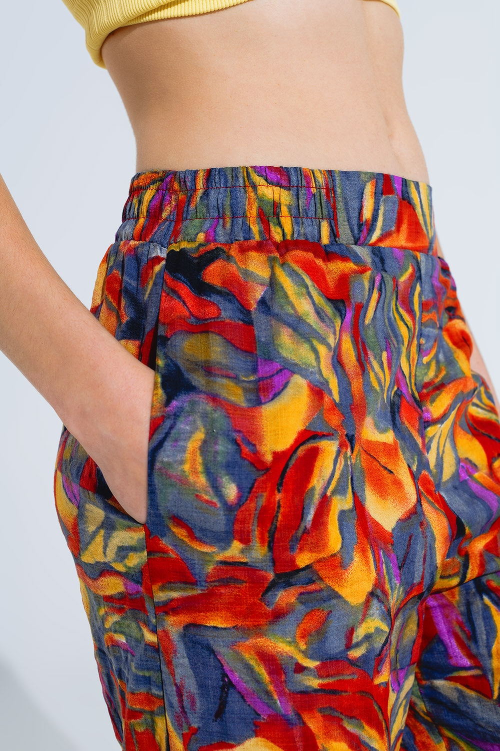 Pantalones rectos con estampado floral multicolor en tonos rojos