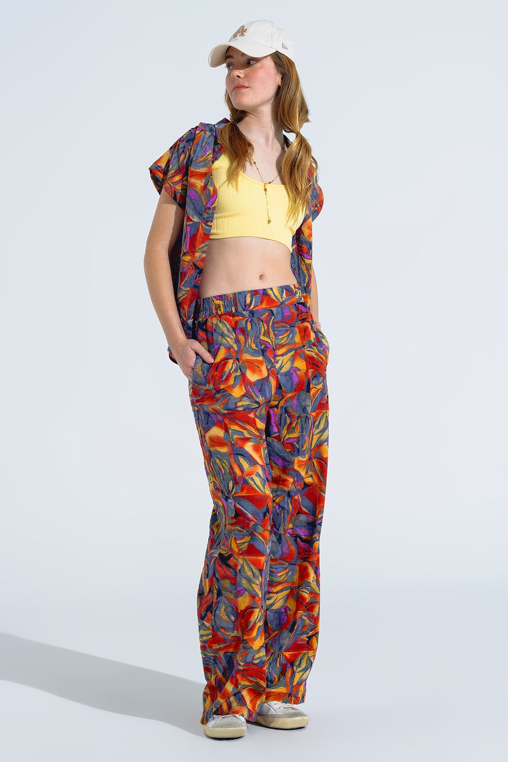 Straight Leg Pants With Floral Multicolor Print in Shades Of Red