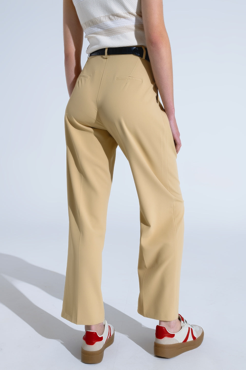 Pantalón Recto Con Bolsillos Laterales Y Pinzas En Beige