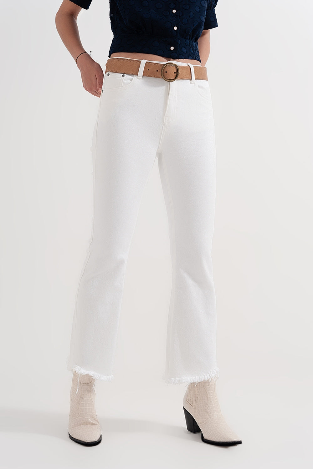 Q2 straight Pants in white with wide ankles