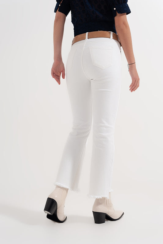 Pantalón recto en blanco con tobillos anchos