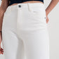 Pantalón recto en blanco con tobillos anchos